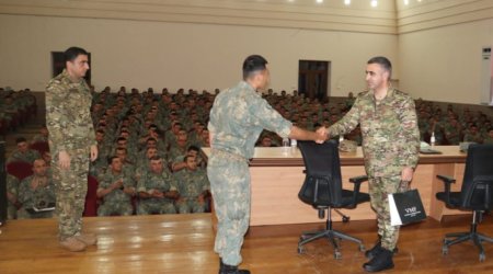 Yüksəkrütbəli rəsmilər sərhəd zonasında hərbçilərlə görüşdü, fərqlənənlər mükafatlandırıldı