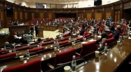 Ermənistanda parlamentdə deputatlara hücum ediblər