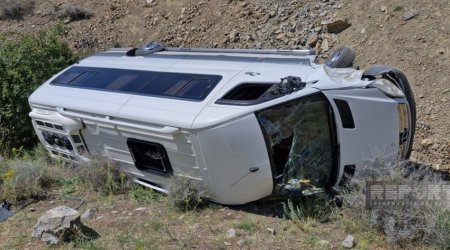 Ağdam-Füzuli yolunda mikroavtobus aşıb, 20 nəfər xəsarət alıb
