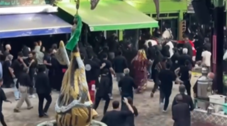 İranda mərasim zamanı at insanların üzərinə çıxıb, yaralılar var - Video