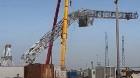 Буровая вышка рухнула на месторождении в Казахстане