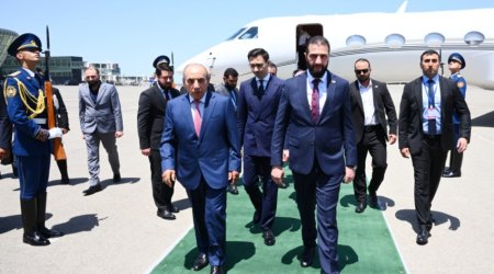 Президент Сирии прилетел в Баку