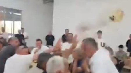 Азербайджанский депутат в Грузии бросил чайник в избирателя