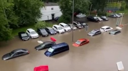 Heavy rain floods Moscow streets, disrupts transport