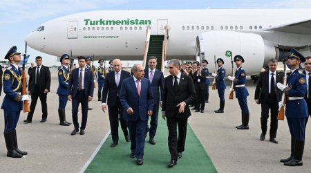 Qurbanqulu Berdiməhəmmədov Azərbaycana səfərə gəlib
