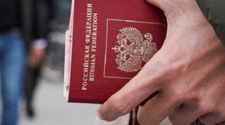 Латвия массово депортирует россиян