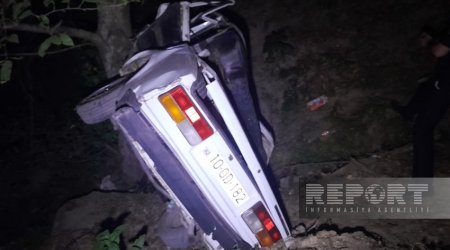 Lənkəranda avtomobil dərəyə aşıb, xəsarət alanlar var