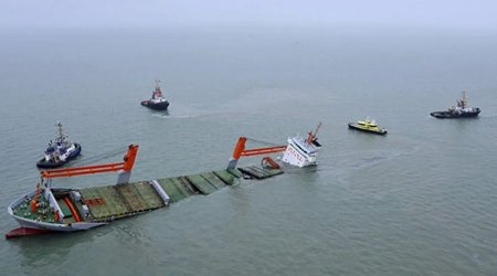 В порту на севере Германии столкнулись два судна, произошла уточка топлива