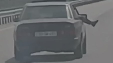 Ayağını maşından çölə çıxaran sürücü cəzalandırılıb