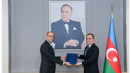 Ронен Краус вручил копию верительных грамот Джейхуну Байрамову