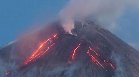 
Вулкан Ключевской на Камчатке выбросил пепел на высоту 9 км