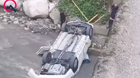 Qubada maşın çaya aşıb - Xəsarət alanlar var
