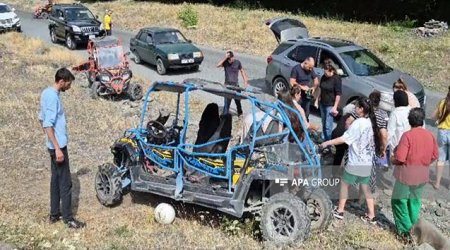 Qəbələdə turistlər qəzaya düşüb