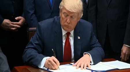 Tramp Hindistana 25%-lik tarifin tətbiq edilməsi barədə qanunu imzalayıb