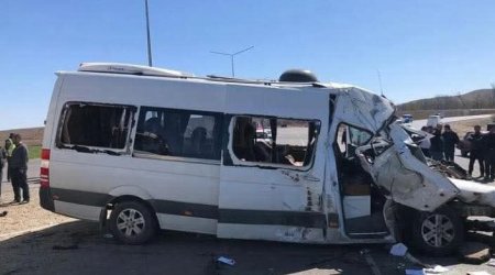 Şəmkirdə mikroavtobusun yük maşınına çırpılması nəticəsində 7 nəfər ölüb