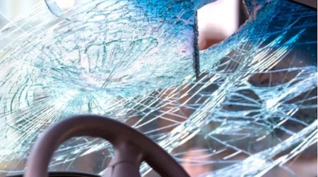 В Агстафе автомобиль врезался в автосервис, три человека пострадали