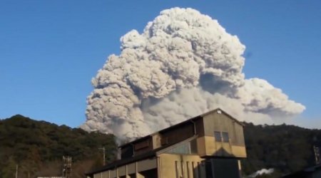 Вулкан Симмоэ в Японии выбросил столб пепла на высоту 3 км