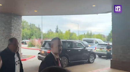 Lavrov arrives in Alaska wearing 'USSR' sweater