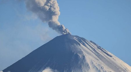 Вулкан Ключевской на Камчатке выбросил пепел на высоту 6,5 км