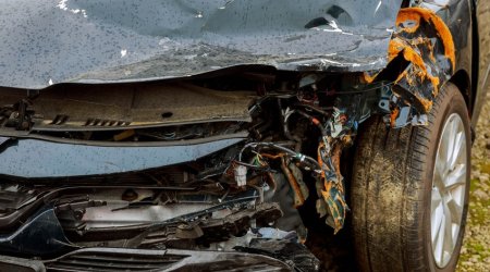 В Шеки автомобиль врезался в дерево, пострадали мать и двое малолетних детей