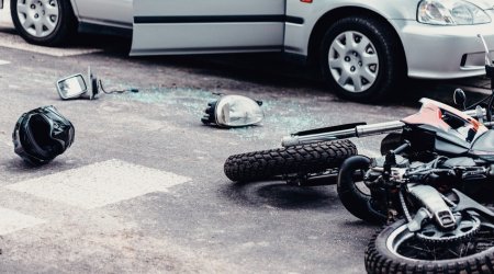 В Баку легковушка столкнулась с мотоциклом, есть погибший
