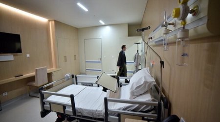 Во Франции больницы готовят к войне