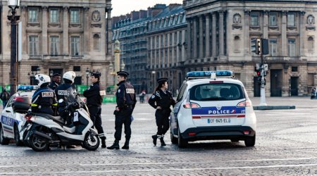 Во Франции автомобиль въехал в толпу людей