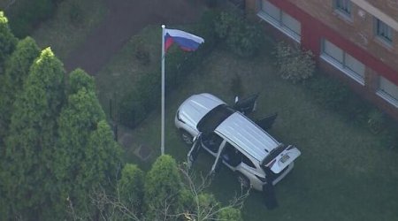 Автомобиль протаранил генконсульство России