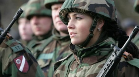 В Латвии хотят обязать женщин служить в армии