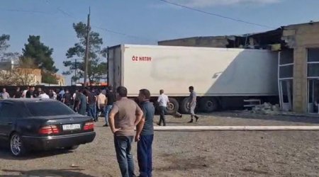 Goranboyda yük avtomobili obyektə çırpılıb