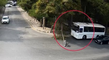 В Баку водитель автобуса сбил светофор по неосторожности