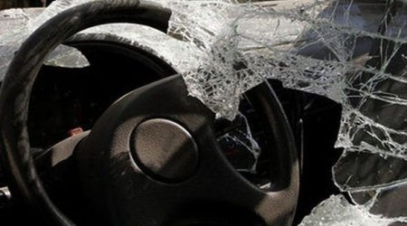 В Товузе два автомобиля съехали с моста, есть пострадавшие