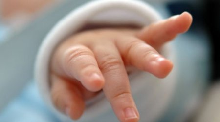 Neftçalada 1 yaşlı körpə anasının qucağından düşərək ölüb