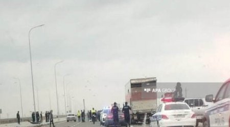 Ağdamda minik avtomobili ekskavatora çırpılıb, yaralılar var