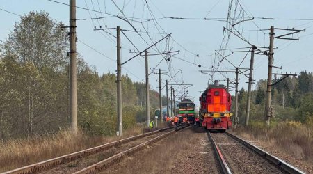 ЧП в России: сошли с рельсов два тепловоза, машинист погиб