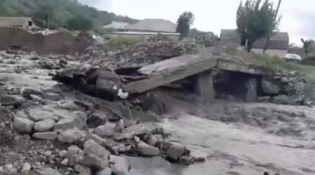 Sel suları Balakəndə körpünü dağıdıb