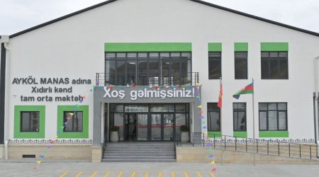 Эмин Амруллаев встретился с учениками села Хыдырлы