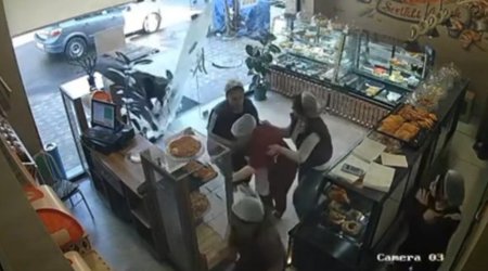 İnək şirniyyat mağazasına hücum edib, yaralanan var - Video