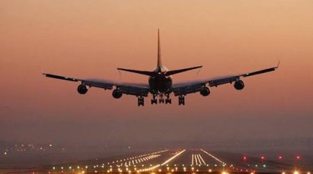 Londona uçan təyyarə Bakıya eniş edib