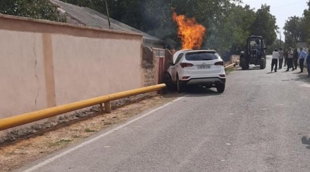 Şərurda minik avtomobili qaz xəttinə çırpılıb