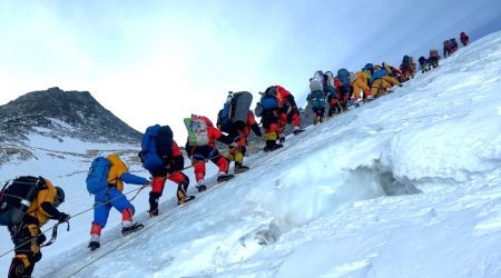 Сотни альпинистов попали в снежную ловушку на Эвересте