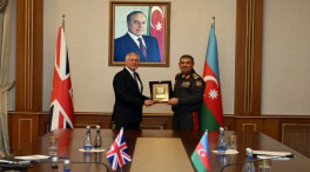 Закир Гасанов обсудил с Фергюсом Олдом военное сотрудничество