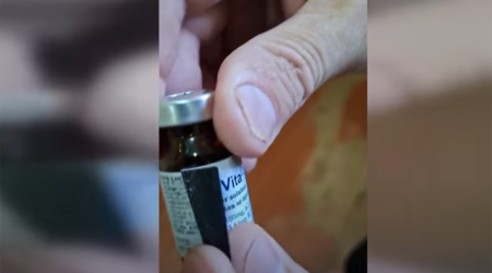 Bakıda vətəndaş ona köhnə dərman satıldığını iddia edir - Video