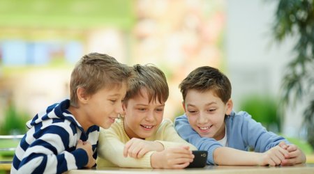 Danimarka 15 yaşdan kiçik uşaqlara sosial mediadan istifadəni qadağan edir