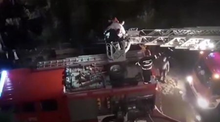 Sumqayıtda yaşayış binasında yanğın baş verib - Video