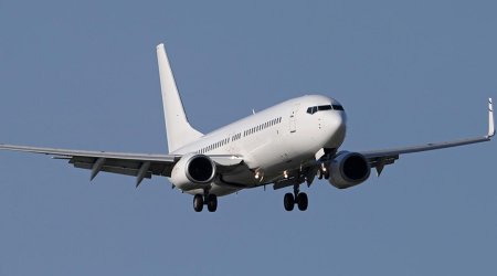 ABŞ-də "Boeing 737" təyyarəsi ön şüşəsi çatladığından məcburi eniş edib