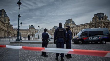 Louvre heist: thieves steal jewels in daylight raid, investigation underway