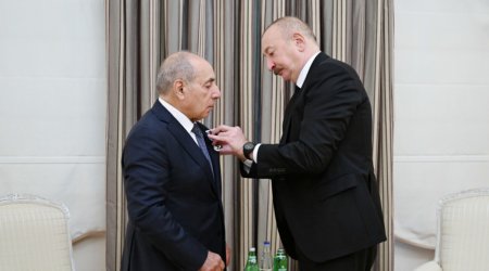 İlham Əliyev Yaqub Eyyubova “İstiqlal” ordenini təqdim edib