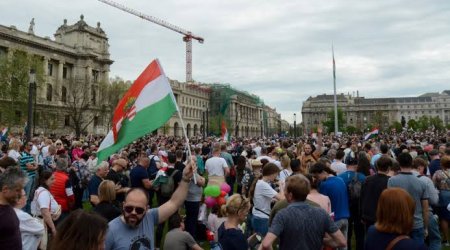 Сторонники и противники Орбана высыпали на улицы