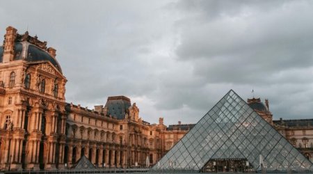 Ограбление Лувра расследуют более сотни следователей